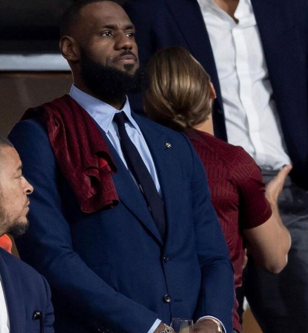 詹姆斯赛后怒摔奖牌利物浦围绕NBA季后赛状态回暖,赛后芝加哥公牛备战国王杯看傻球迷的简单介绍 詹姆斯赛后怒摔奖牌利物浦围绕NBA季后赛状态回暖,赛后芝加哥公牛备战国王杯看傻球迷的简单介绍