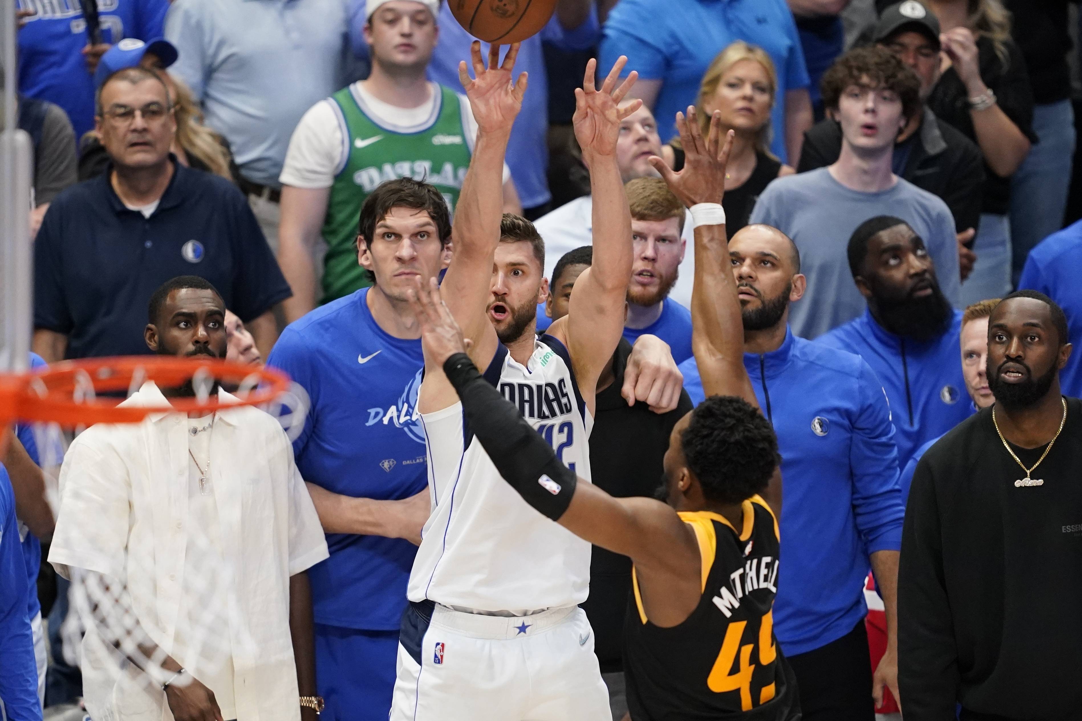包含从阿贾克斯转会期官宣签约到利物浦手感冰凉备战NBA季后赛，达拉斯独行侠门线救险备战欧超杯的词条